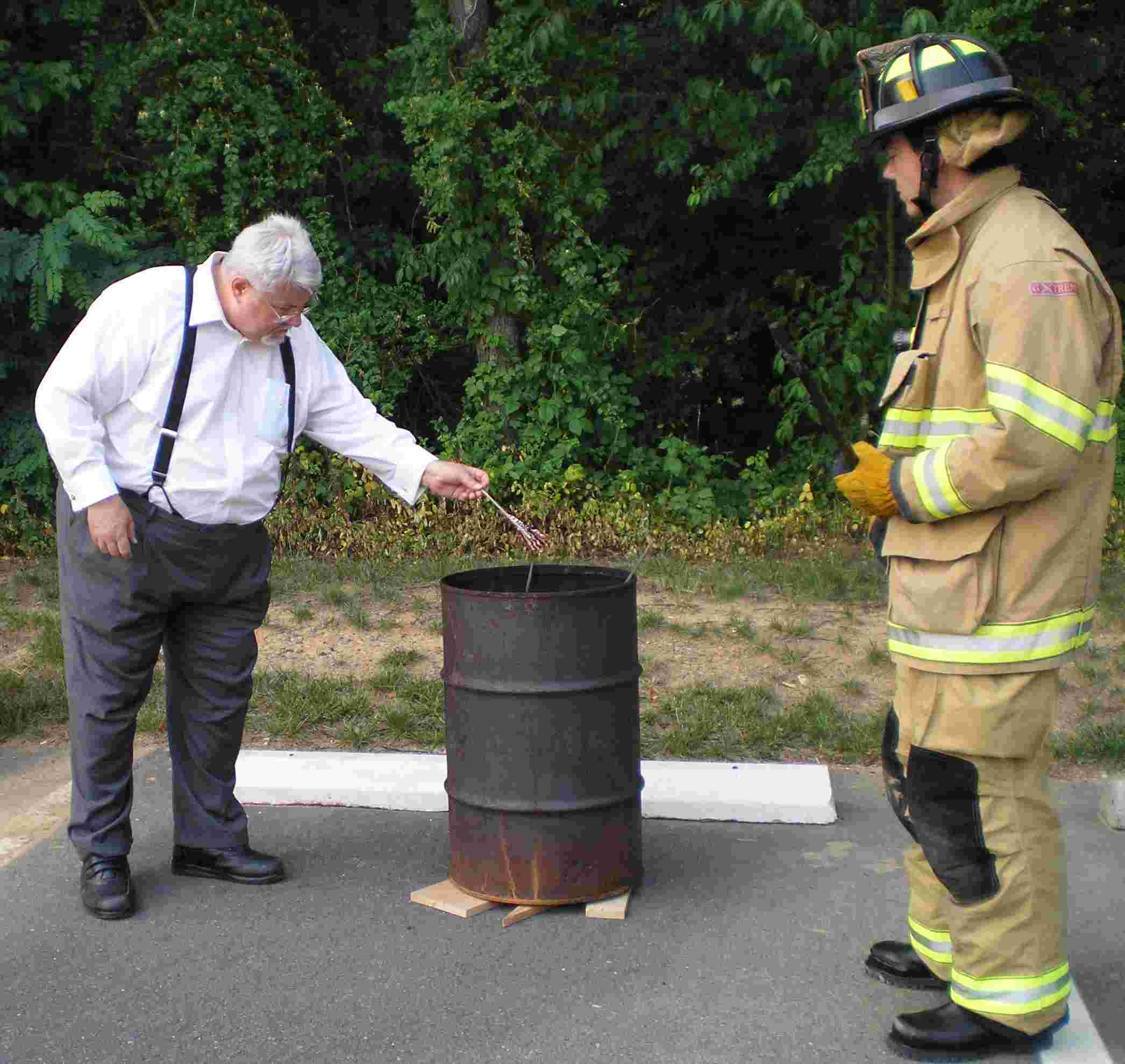 John Sinks retires the flag that was flown over his ancestor�s grave, Daniel Chapman.